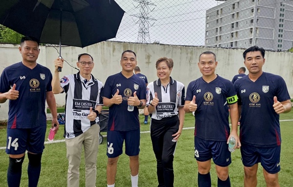 ผบก.น.5 นำทีมกระชับมิตรแข้งศูนย์การค้าดิเอ็มดิสทริค