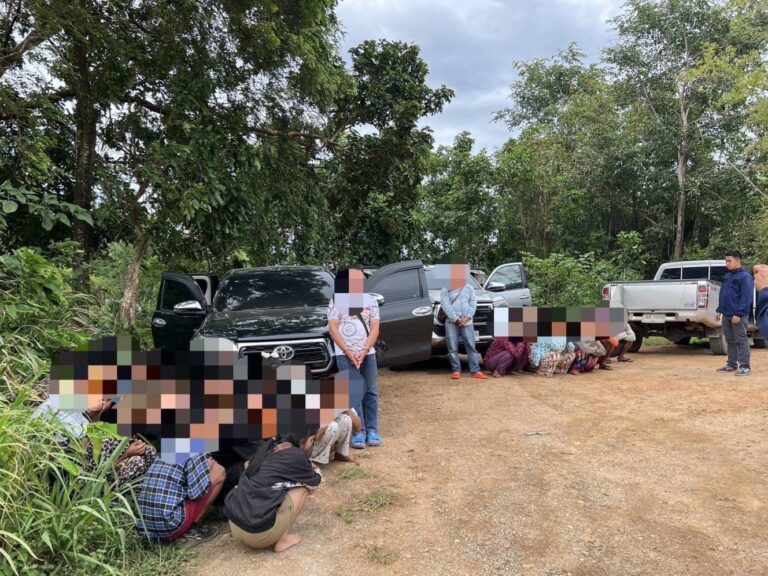 โปลิศวังเจ้ารวบ 32 เมียนมา ลอบเข้าเมือง พร้อมคนขับรถ 2 ราย คุมตัวดำเนินคดี