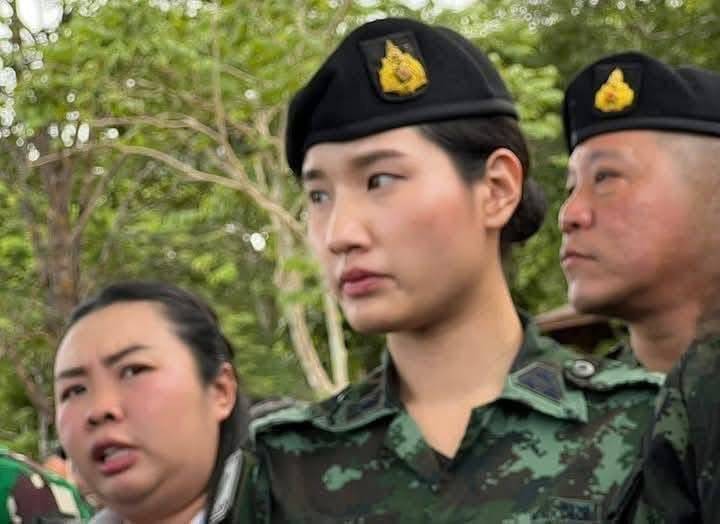 ​ผู้กองอะตอม ทหารหญิงไทยโชว์ความเด็ดขาด! ชี้นิ้วสั่งทหารเขมรถอยกลับพรมแดนอย่างมีวินัย หลังโวยวายป่วนทูต 8 ประเทศ