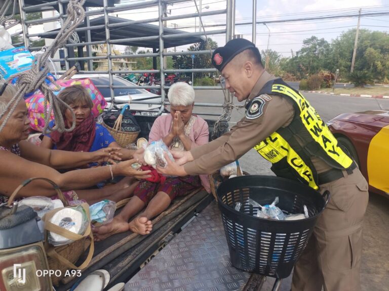 ผบช.ก. ให้กำลังใจ ตร.ทางหลวงพื้นที่ปะทะชายแดน ย้ำเร่งช่วย ปชช. ผกก.6 ทล. ผุดไอเดีย “ข้าวเหนียวหมูทอด” แจกผู้หนีภัยอพยพ