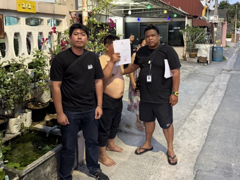 ดส.บุกรวบ ‘บัญชีม้า แสบหลอกเหยื่อโอนเงิน ลากตัวส่งโรงพักเมืองสารคาม ดำเนินคดีขั้นเด็ดขาด
