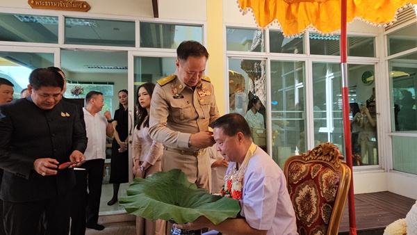 นายกฯอนุทินร่วมปลงผม พล.ต.อ.อัคราเดช พิมลศรี ก่อนเดินทางไปบวชที่ประเทศอินเดีย