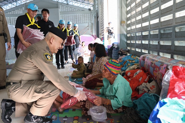 ผบก.สุรินทร์นำคณะเยี่ยมให้กำลังใจชาวบ้าน
