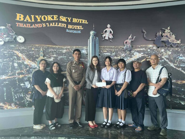 ทายาทใบหยกมอบทุนการศึกษาให้ 2 นักเรียนหญิงเก็บเงินคืนนักท่องเที่ยวต่างชาติ
