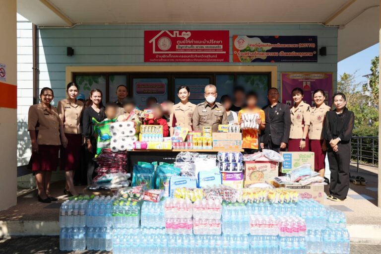 ภ.จว.สุรินทร์ ผนึกแม่บ้านตำรวจ มอบความสุขวันเด็ก ปูพรมช่วยกลุ่ม “เปราะบาง-ชายแดน” สร้างรากฐานอนาคตชาติ