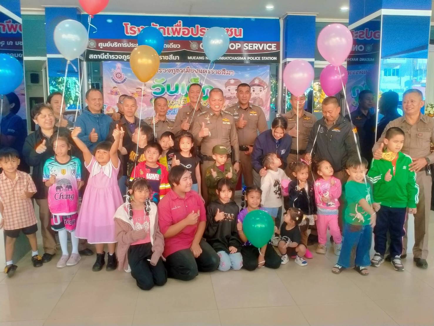 RCAC - ชื่อผลงาน : ประทับใจโคราช นำเสนอภาพความประทับใจแห่งเมืองโคราช  ที่มีคุณย่าโมเป็นตั้งเป็นสง่าอยู่จุดศูนย์กลาง โดยมีพื้น สีแดง สีน้ำเงิน  และสีขาว สื่อถึงสีธงชาติไทย คู่กับคุณย่าโม วีรสตรี กอบกู้เมืองนครราชสีมา  ทั่วผลงาน มีดอกสาทร ดอกไม้ประจำจังหวัด ..., image size:1477x1108