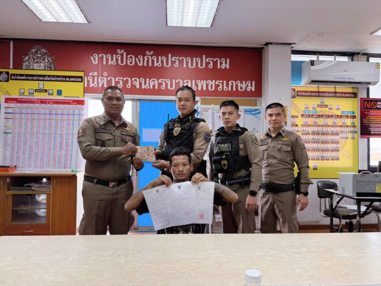 หนุ่มซ้อนท้ายวินท่าทางมีพิรุธ ตร.เพชรเกษมเรียกตรวจพบฉี่ม่วง แถมมีหมายจับค้างเก่าเพียบ