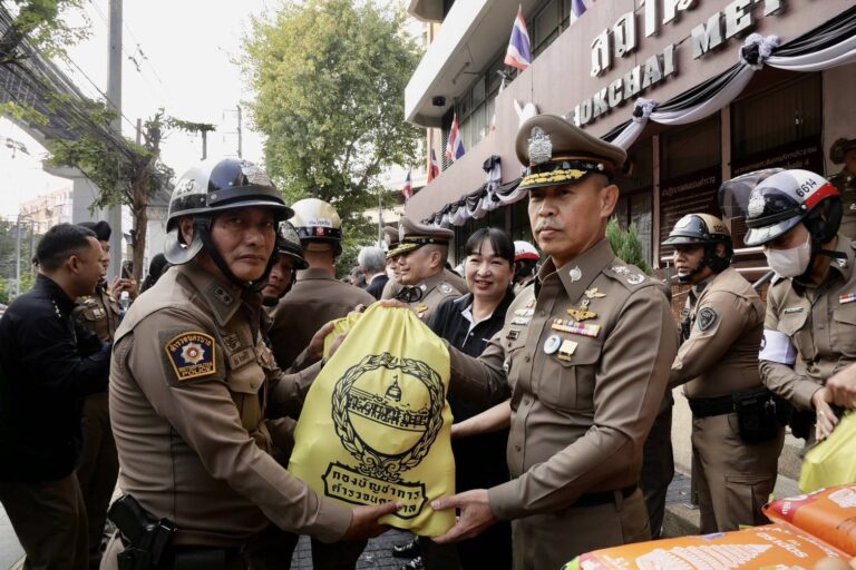 ผบช.น. ลงพื้นที่ สน.โชคชัย มอบถุงยังชีพ-สิ่งของบำรุงขวัญ ให้กำลังใจตำรวจชั้นผู้น้อย พร้อมชมเชย 3 ฮีโร่ช่วยปชช.เหตุไฟไหม้