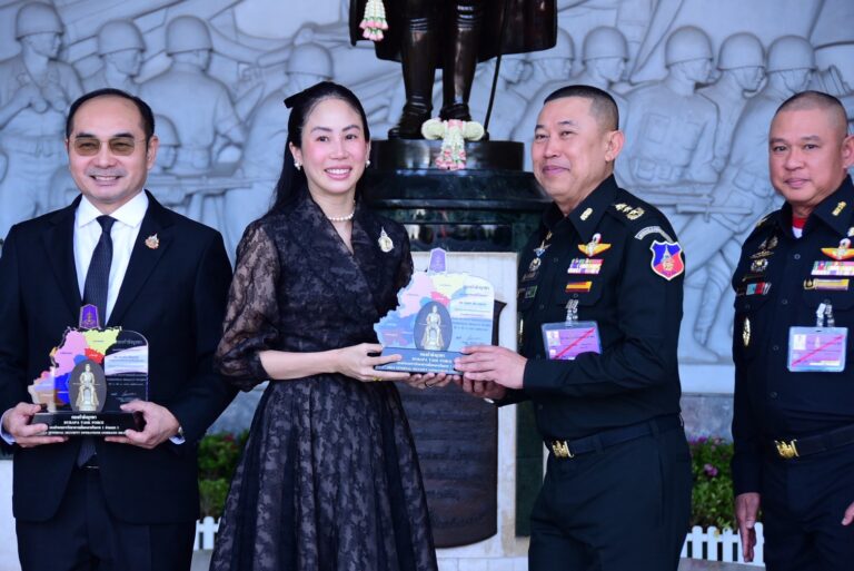“แม่ทัพภาคที่ 1” มอบโล่เชิดชูเกียรติ “ตั๊น จิตภัสร์-คณะผู้บริหาร ทส.” หนุนภารกิจความมั่นคง-ปกป้องอธิปไตยชายแดน
