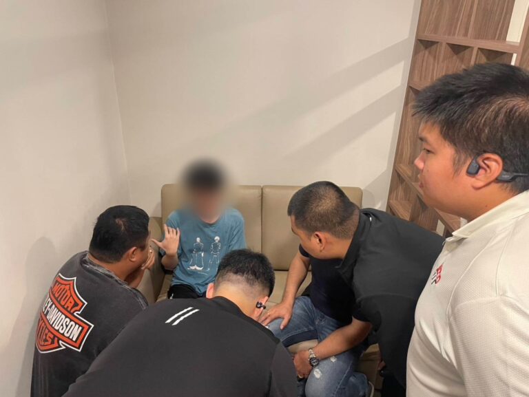 ACSC บุกช่วย นศ.หนุ่มถูกแก๊งคอลฯ จับขังห้องพัก บังคับจัดฉาก “เรียกค่าไถ่ทิพย์” รีดเงินพ่อแม่กว่า 1 ล้านบาท!