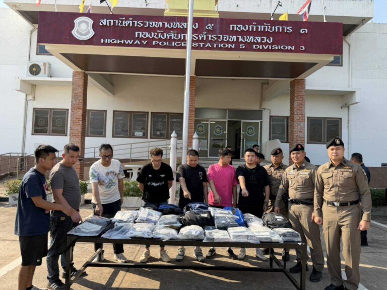 ตร.ทล.ปราจีน สกัดแก๊งขนจีนเทา 13 ราย คาถนนสาย 359 ยึดมือถือเกือบ 300 เครื่อง คาดโยงคอลเซ็นเตอร์ข้ามชาติ