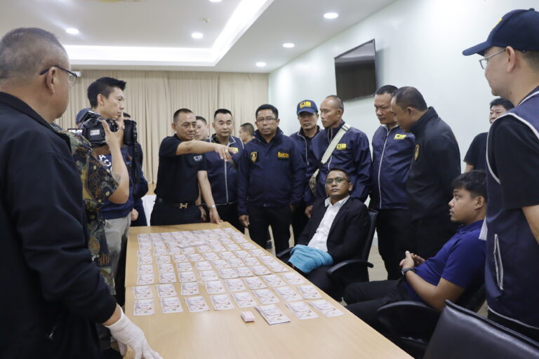 “รองเต่า” นำทัพ ปฏิบัติการ ล้วงคองูเห่า จับนักตบทรัพย์รีดเงินรองอธิบดีฝนหลวงฯ 15 ล้าน อ้างวิ่งเต้นล้มคดี ป.ป.ช.