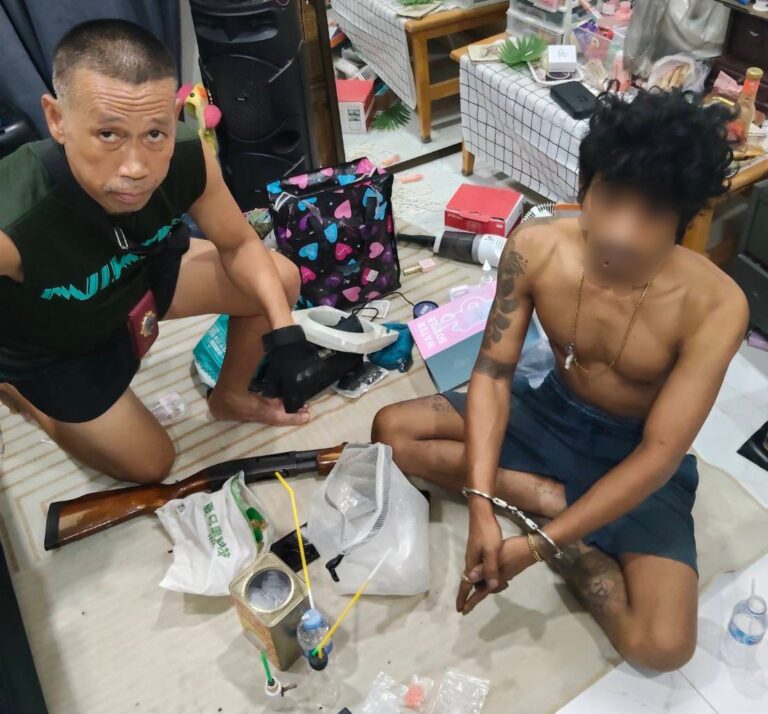 ​นปพ.สุราษฎร์ฯ สนธิกำลังกวาดล้างเกาะพะงัน รับสงกรานต์ รวบ 4 รายรวด ยึดปืน-ยาเสพติดอื้อ