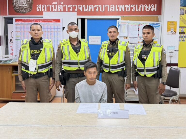 ตำรวจเพชรเกษมรวบหนุ่มมีพิรุธคาปั๊มน้ำมัน ตรวจพบเป็นบุคคลตามหมายจับคดีฉ้อโกงของ สภ.เมืองราชบุรี