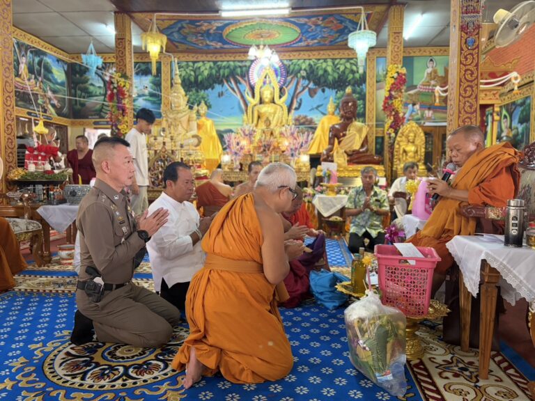 ผกก.สภ.บ้านโฮ่ง ร่วมสืบสานประเพณี สรงน้ำพระธาตุเจดีย์ศรีมงคล และพิธีรดน้ำดำหัวคณะสงฆ์ เสริมสิริมงคลรับปีใหม่เมือง