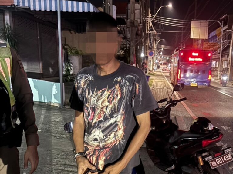 รวบหนุ่มวัย 34 คาซอยเพชรเกษม 69 ตร.ค้นตัวไม่เจออะไร แต่เอะใจเช็กระบบ ONE POLICE ผงะเจอหมายจับยาเสพติดซ้อน 2 ใบ